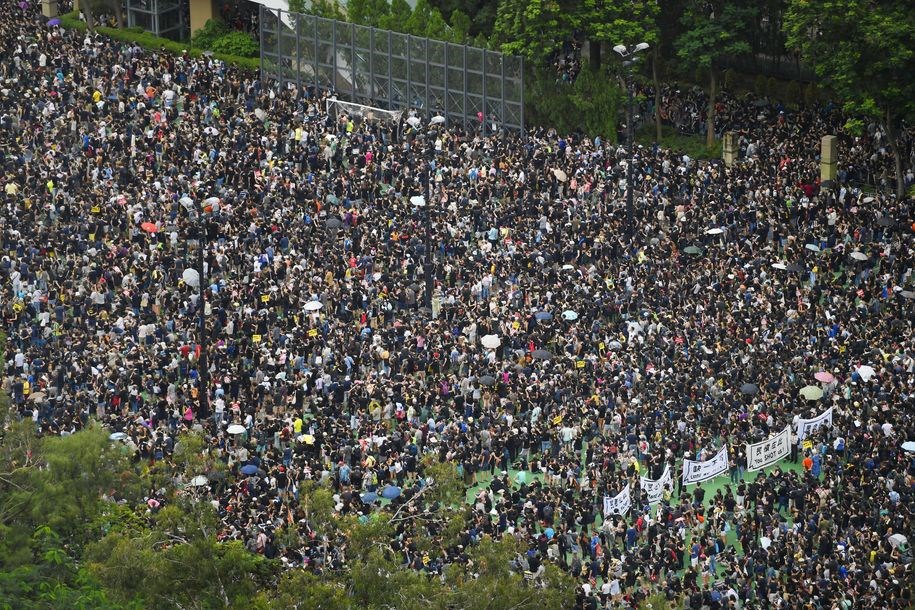 香港「反送中」集會18日下午在港島維多利亞公園舉行,集會舉行前,已有大批市民進場。(共同社提供)