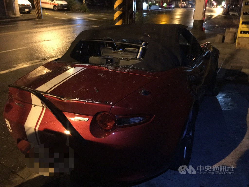 蘇花公路134.3公里18日深夜11時許一棵路樹突然倒塌,不偏不倚砸中一輛紅色敞篷跑車,所幸駕駛及乘客沒有受傷。(翻攝照片)中央社記者王朝鈺傳真 108年8月19日