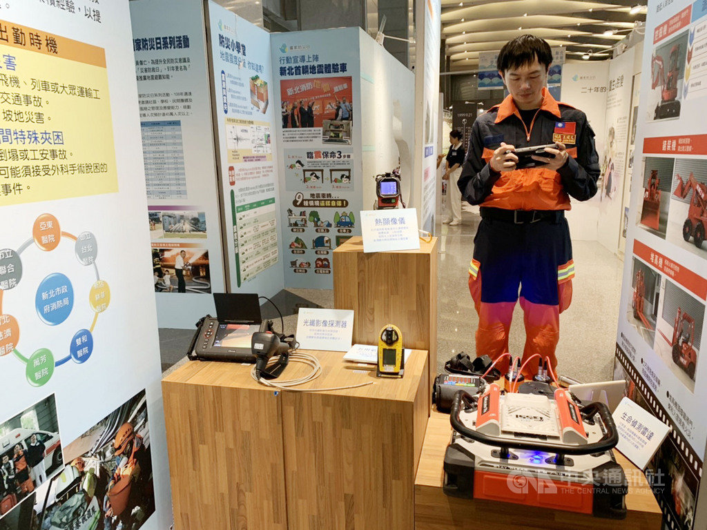新北市政府與慈濟基金會合作,辦理921大地震20週年防災教育特展,展期從19日起至24日,每天上午9時至下午6時,均有專人駐點為參展民眾進行導覽,說明各項展覽主題。中央社記者葉臻攝 108年8月19日