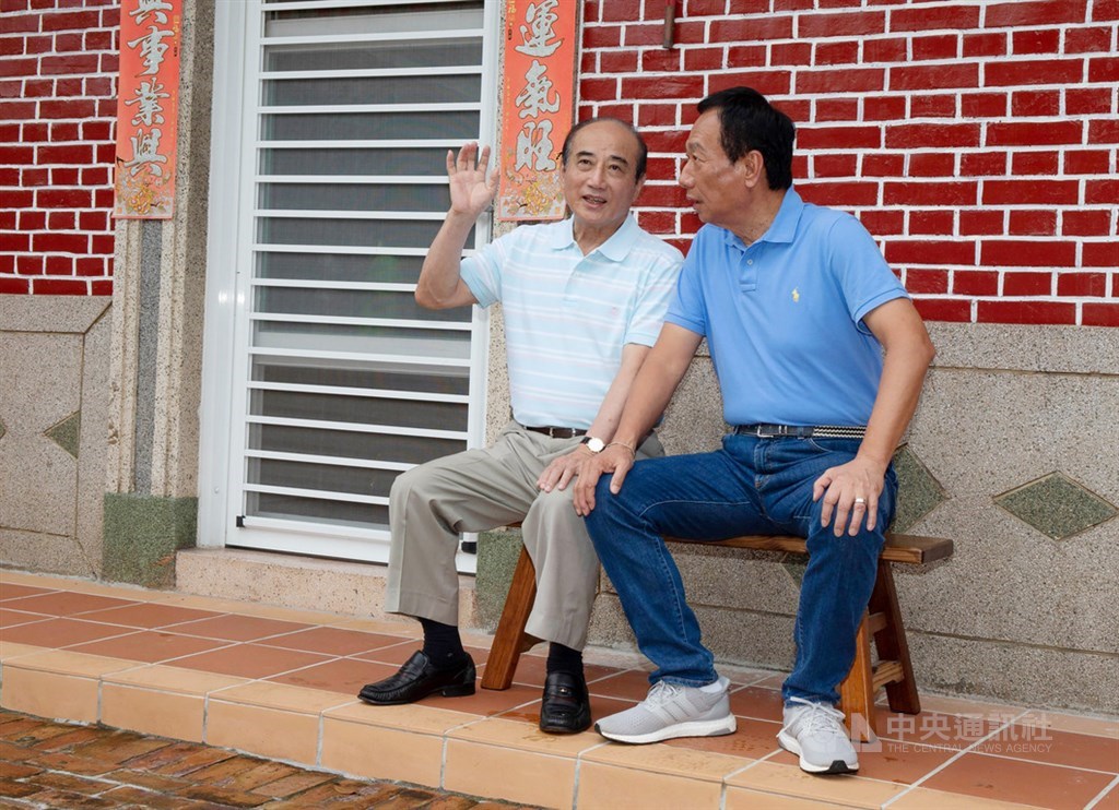鴻海集團創辦人郭台銘(右)7月曾到高雄路竹拜會前立法院長王金平,兩人坐在王金平老家門外閒話家常。(中央社檔案照片)