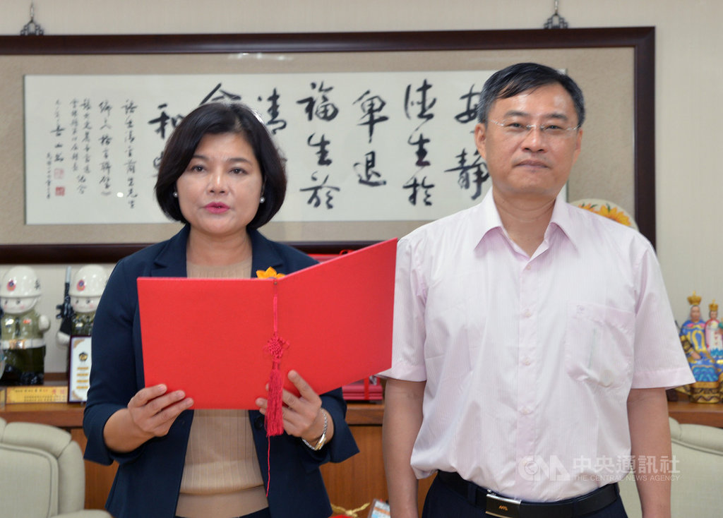 雲林縣長張麗善(左)19日布達新任雲林縣政府農業處長魏勝德(右)的人事命令,並期勉他為雲林農業注入新活力。中央社記者葉子綱攝 108年8月19日