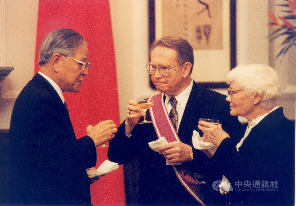 門諾醫院創院院長薄柔纜(中)17日在美國病逝,他曾於西元1993年獲頒醫療奉獻獎,1995年接受時任總統李登輝(左)頒贈「紫色大綬景星勳章」。(門諾醫院提供)中央社記者李先鳳傳真 108年8月19日