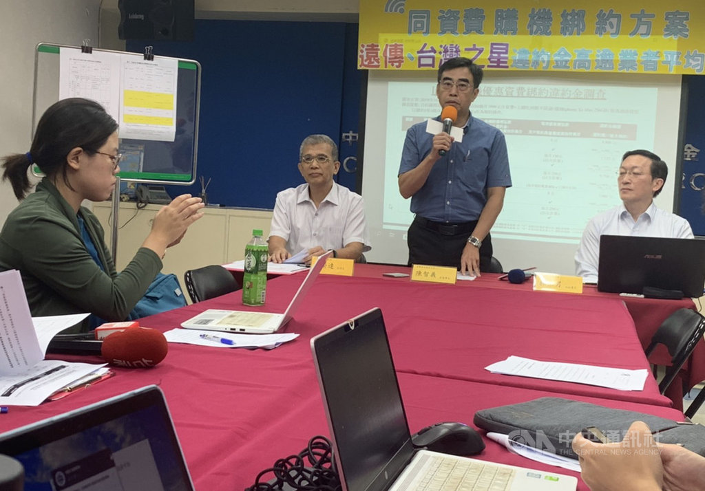 消基會19日公布5家電信業者的同資費購機綁約方案違約金調查結果,以遠傳電信、台灣之星的約定違約金高過業者平均值甚多,消基會副董事長陳智義(右2)呼籲NCC比照日本制訂違約金上限,保障消費者權益。中央社記者楊淑閔攝 108年8月19日