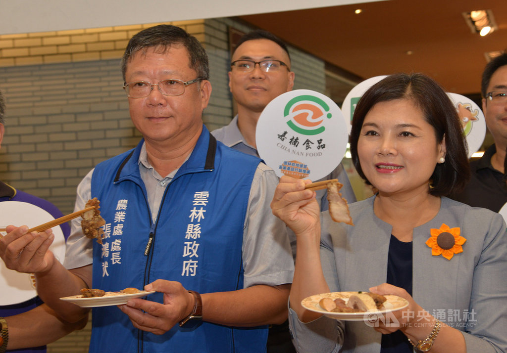 新任雲林縣政府農業處長19日布達上任,對於外界近期傳言,卸任農業處長張鴻猷(前左)受訪表示,純粹是身體因素請辭,籲請不要過度臆測。前右為雲林縣長張麗善。(資料照片)中央社記者葉子綱攝 108年8月19日