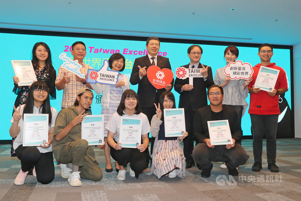 經濟部國際貿易局與外貿協會共同舉辦「2019讓世界看見台灣精品」創意短片競賽,邀請青年學子發揮創意,用數位媒體推展台灣精品,19日在台北舉行頒獎典禮。中央社記者裴禛攝 108年8月19日
