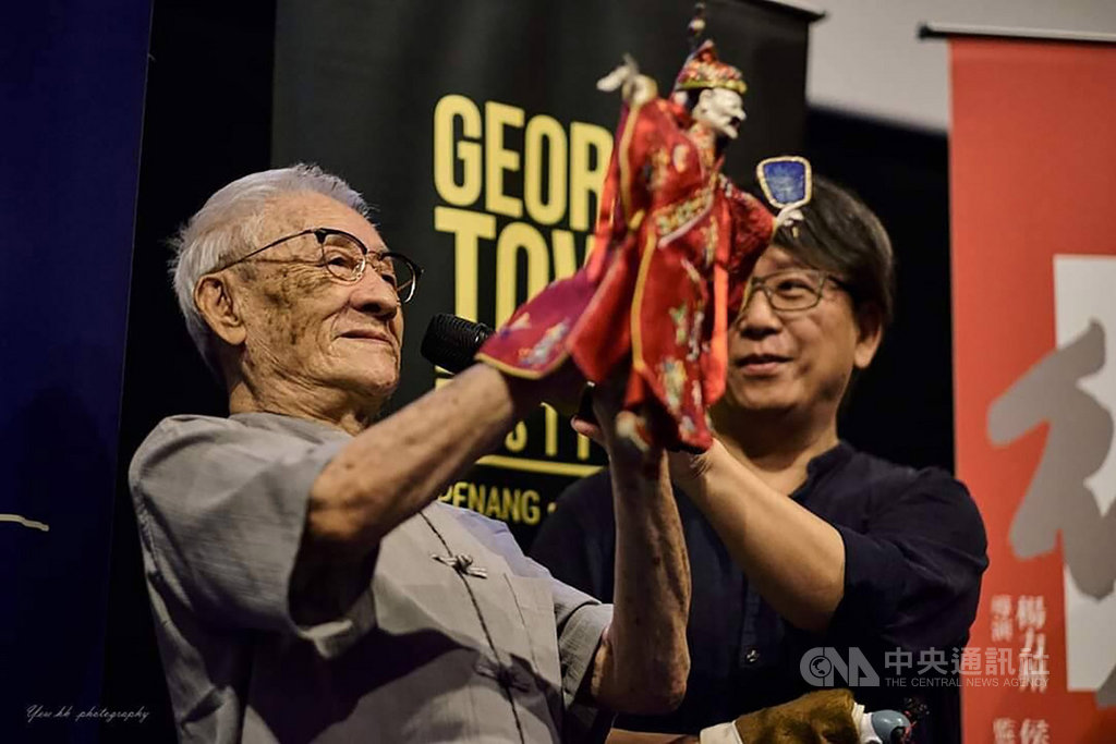 高齡89歲的台灣國寶級布袋戲藝師陳錫煌(左)畢生致力掌中戲演出與傳承,19日獲選為第23屆台北文化獎得主。圖為他參與馬來西亞2019喬治市藝術節示範演出。(台北市文化局提供)中央社記者陳怡璇傳真 108年8月19日