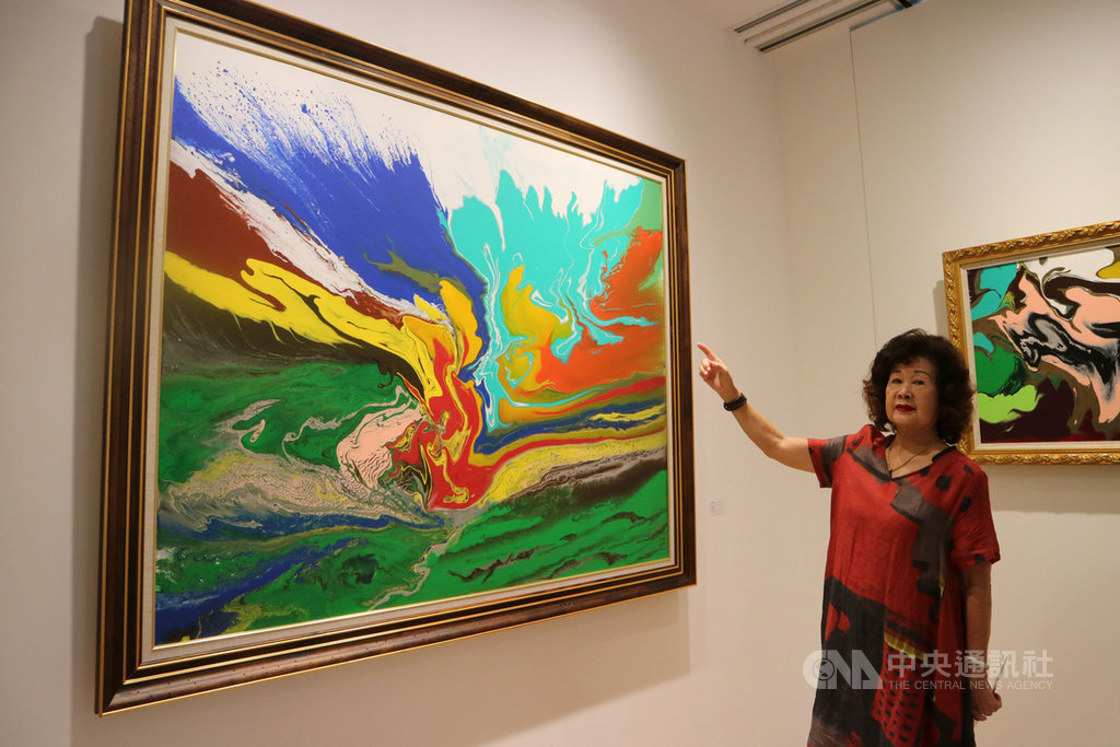 台灣畫家蔡玉葉近日受邀赴上海外灘辦展,在百年歷史的圓明園公寓內,透過油畫帶領觀者感受她病後重生的喜悅。(資料照片)中央社記者陳家倫上海攝 108年8月19日