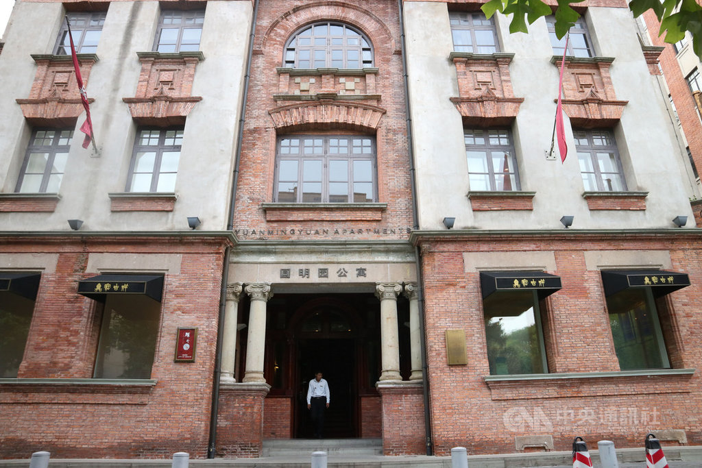 位於外灘源、已有百年歷史的圓明園公寓是座4層樓高的老建築,目前部分空間由台商寶吉祥集團進駐經營,一樓則開闢為藝術中心。中央社記者陳家倫上海攝 108年8月19日