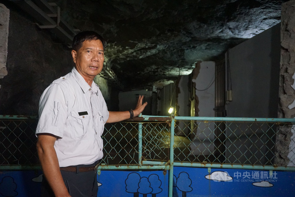 金門國家公園管理處副處長蘇承基(圖)19日說,翟山坑道營舍閒置多年,經過活化經營管理標租,得標廠商自行出資整修敲除一片窄牆,但不會破壞原有風貌。中央社記者黃慧敏攝 108年8月19日