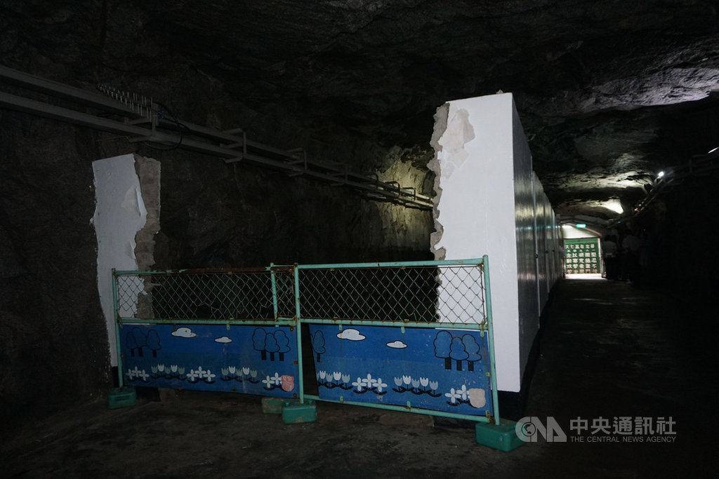 金門縣翟山坑道入口處營舍一面牆遭到得標廠商敲除,引來民眾關切。金門國家公園管理處19日表示,為了活化營區而增設賣店,敲除面積只占全部營舍15%,不影響面貌和氛圍。中央社記者黃慧敏攝 108年8月19日