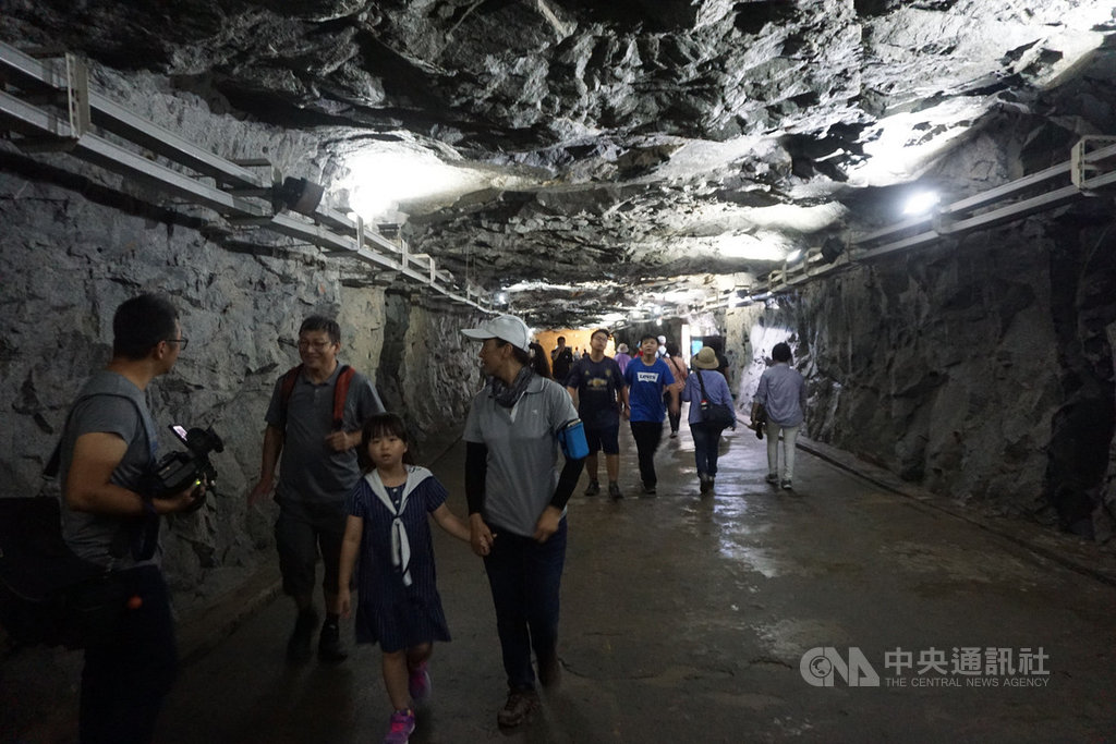 金門國家公園管理處19日表示,翟山坑道在民國55年間開鑿,每年約有54萬遊客造訪,占金門國家公園管理處景點之冠。中央社記者黃慧敏攝 108年8月19日