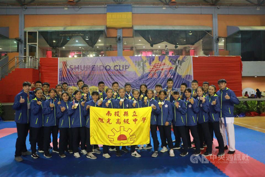 以南投子弟兵為主的中華代表隊,前往馬來西亞參加守禮盃空手道邀請賽,與多國好手競技,獲得14金、12銀、10銅佳績,總獎牌數第一名。(取自臉書南投空手道)中央社記者蕭博陽傳真 108年8月19日