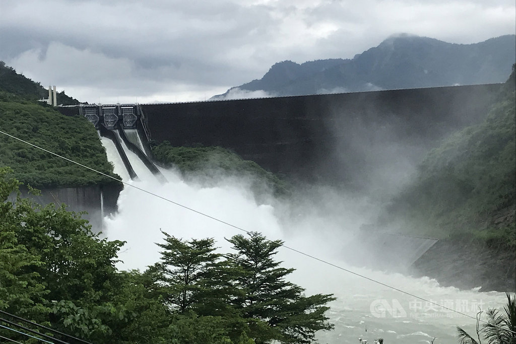 南部地區近日雨勢驚人,台南曾文水庫也持續調節性放水,據南區水資源局統計,從7日起至19日上午11時止,已放水達4.79億立方公尺。(南區水資源局提供)中央社記者楊思瑞傳真 108年8月19日