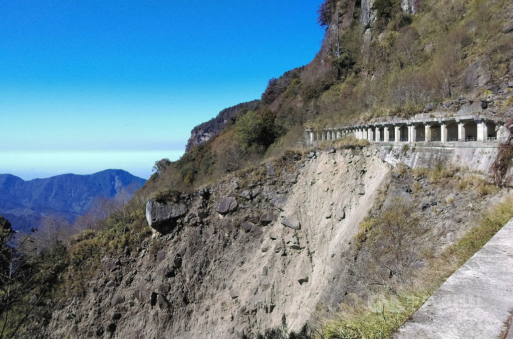 阿里山林業鐵路眠月線自921地震後,因路基嚴重崩毀封閉至今,今年已發生3起民眾失足受傷事故。(阿里山林鐵及文資處提供)中央社記者黃國芳傳真 108年8月19日