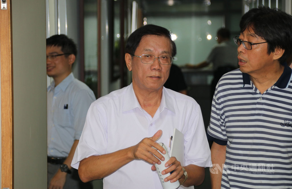南投縣長林明溱(中)19日上午主持縣務會議,會後面對媒體追問有關「不合作就退黨」風波;林明溱說,從現在開始,有關總統選舉的事,自己一概不表示意見,因為「皇帝不急,急死太監」。他的輔選策略就是用行動幫韓國瑜在南投縣得票數「衝到第一名」。中央社記者蕭博陽南投縣攝 108年8月19日
