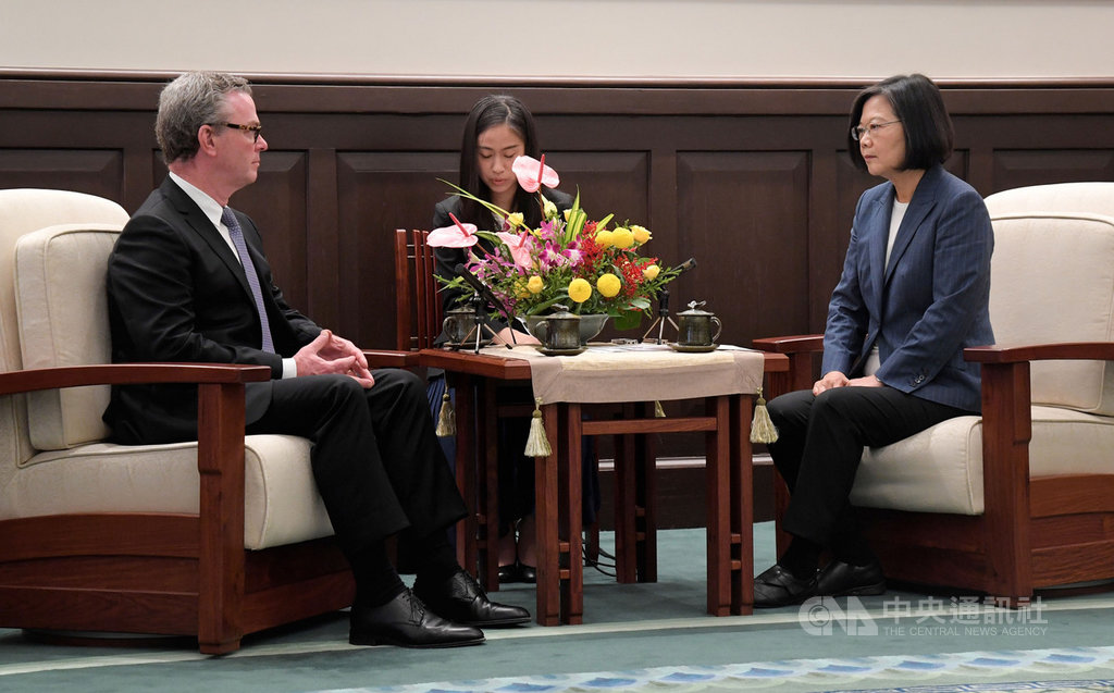 總統蔡英文(右)19日在總統府接見澳大利亞前國防部長派恩(Christopher Pyne)(左),蔡總統在談話時呼籲中國,不要把香港反送中運動責任推卸給不存在的力量。中央社記者王飛華攝 108年8月19日