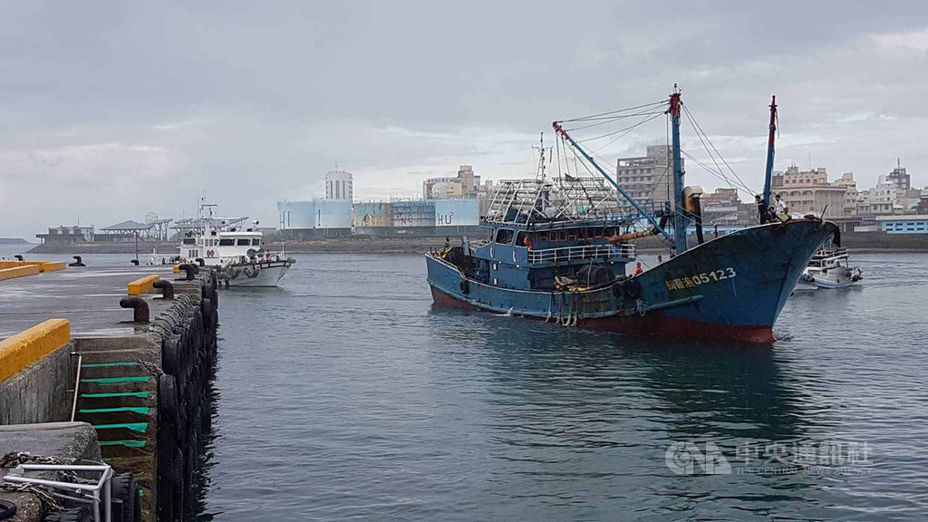澎湖海巡隊所屬10038巡防艇19日凌晨3時許,同步執行護永專案海上威力掃蕩勤務,在目斗嶼北方24浬發現中國大陸籍漁船「閩晉5123號」越界拖捕,強靠登檢後將人船一併押返馬公隊部調查。(澎湖海巡隊提供)中央社 108年8月19日