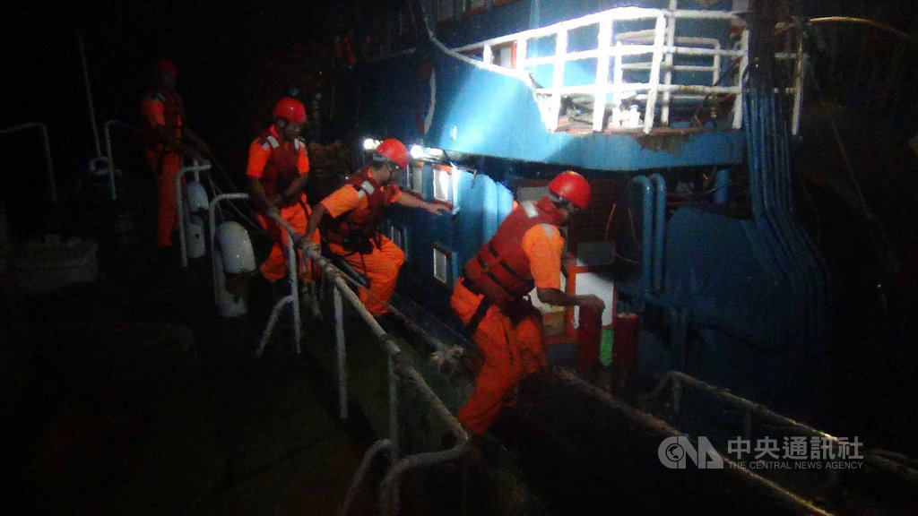 澎湖海巡隊19日凌晨在目斗嶼北方海域查獲中國大陸籍越界漁船「閩晉5123號」,海巡人員強靠登檢後,把船上漁獲全數海拋,人船則一併查扣押返調查。(澎湖海巡隊提供)中央社 108年8月19日