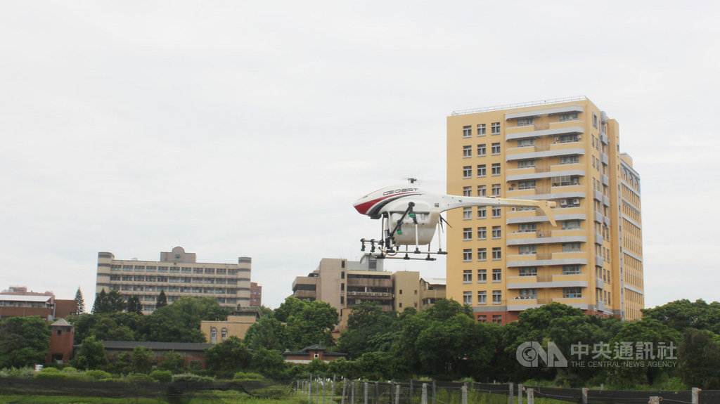 台灣大學生物資源暨農學院與經緯航太公司產學合作,成立「先端智農實驗室」,希望將無人機等先端科技應用在農業,打造智慧農業新世代。(台大提供)中央社記者許秩維傳真 108年8月19日