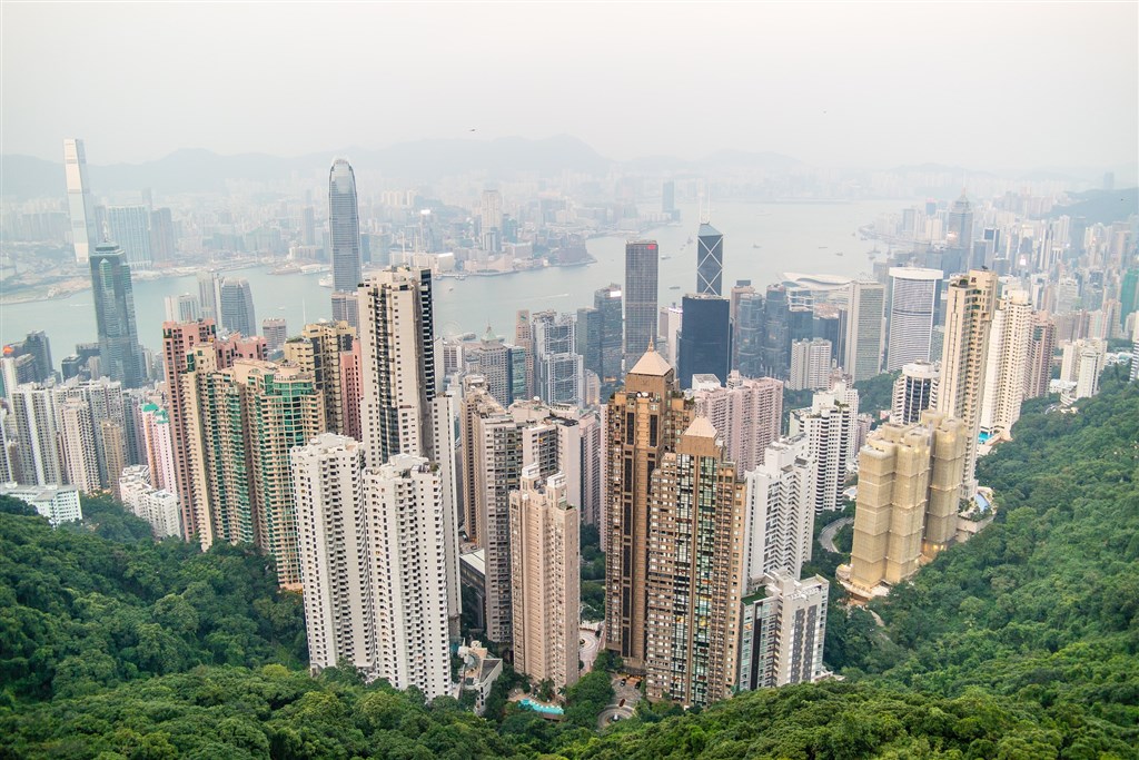 香港與中共中央的對立氣氛升高之際,中國國務院發布支持深圳建設先行示範區的意見,引外界猜想香港金融地位將遭深圳取代。圖為香港一景。(圖取自Pixabay圖庫)