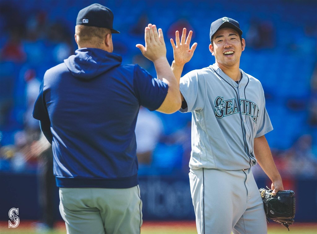 MLB西雅圖水手18日在客場以7比0擊敗多倫多藍鳥,水手日籍先發左投菊池雄星(右)壓制對方打線,主投9局被敲2安無失分。(圖取自facebook.com/Mariners)