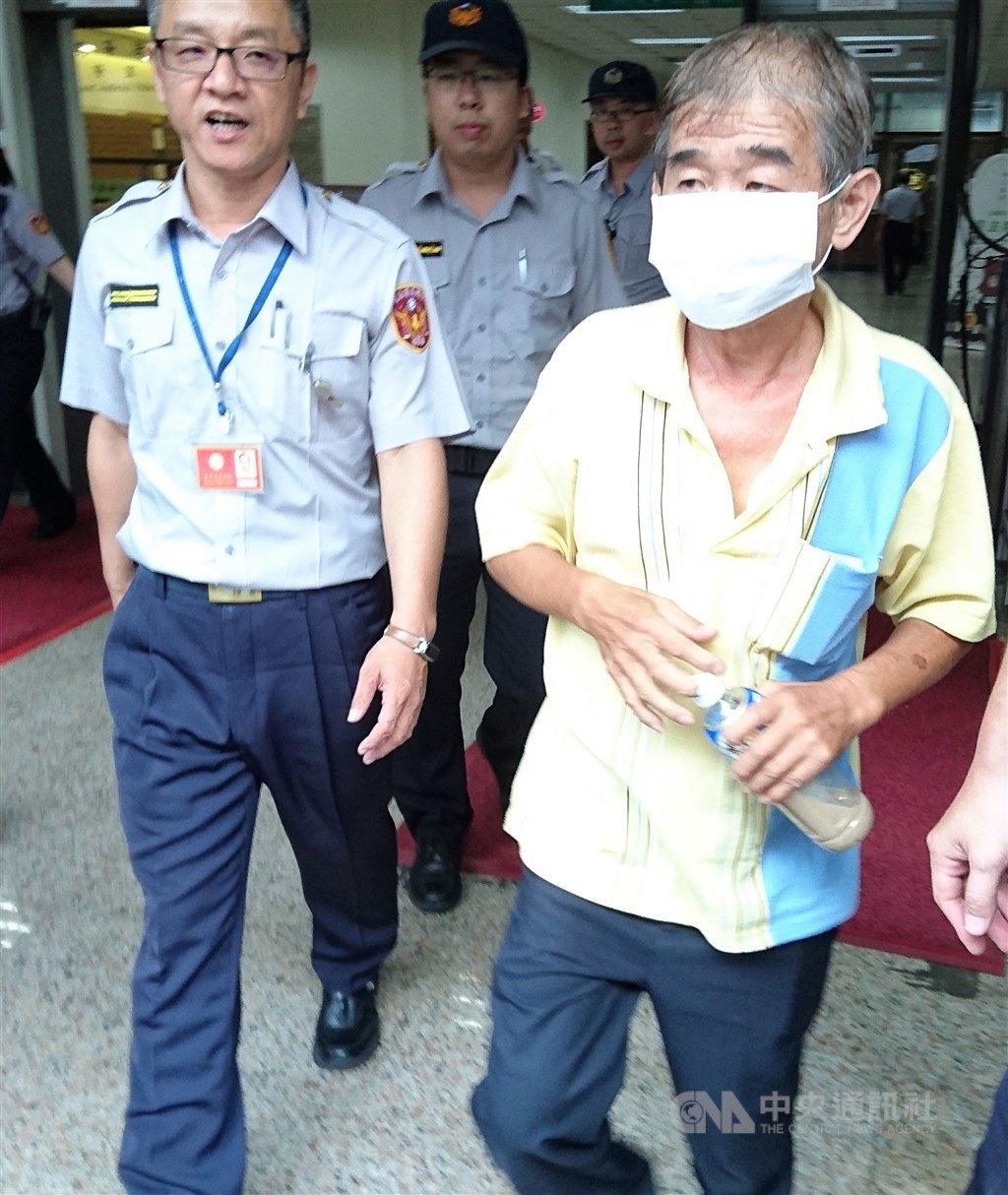 台灣冤獄平反協會為郭中雄(前右)向高檢署請求再審,檢察官認定本案有新事實及新證據,上週向高院聲請再審。(中央社檔案照片)