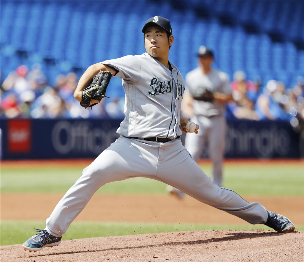 MLB西雅圖水手18日在客場以7比0擊敗多倫多藍鳥,水手日籍先發左投菊池雄星(前)奪下他在大聯盟的首場完投完封勝。(共同社提供)