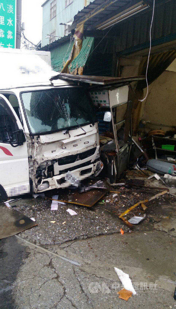新北市八里區一家麵攤19日清晨遇上飛來橫禍,一輛貨車疑似因為天雨路滑,失控撞進麵攤,造成麵攤內3人受傷,已送醫治療。(翻攝照片)中央社記者葉臻傳真 108年8月19日