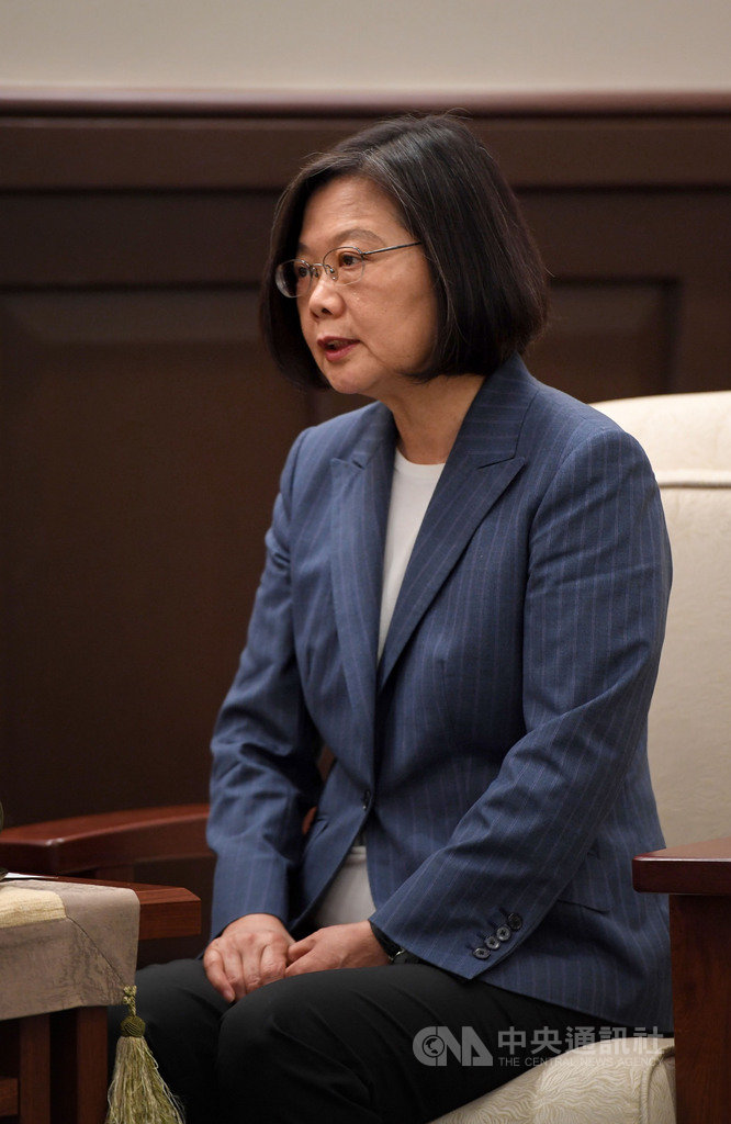 香港「反送中」運動已延燒2個多月,總統蔡英文(圖)19日在總統府表示,對於香港「關心但是不會介入」,呼籲北京與香港當局要用智慧與誠意化解衝突,「不要將情勢惡化的責任推給那個並不存在的外力介入」,別做出錯誤判斷,造成歷史遺憾。中央社記者王飛華攝 108年8月19日