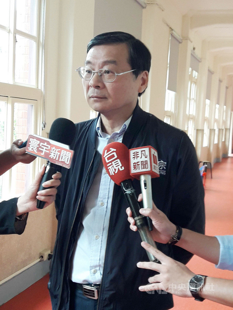 2020總統大選,鴻海創辦人郭台銘動向備受關注。國民黨立法院黨團總召曾銘宗(圖)19日在黨團接受媒體聯訪時表示,希望郭台銘能夠與國民黨主席吳敦義會面,坐下來好好商談,討論整合。中央社記者范正祥攝 108年8月19日