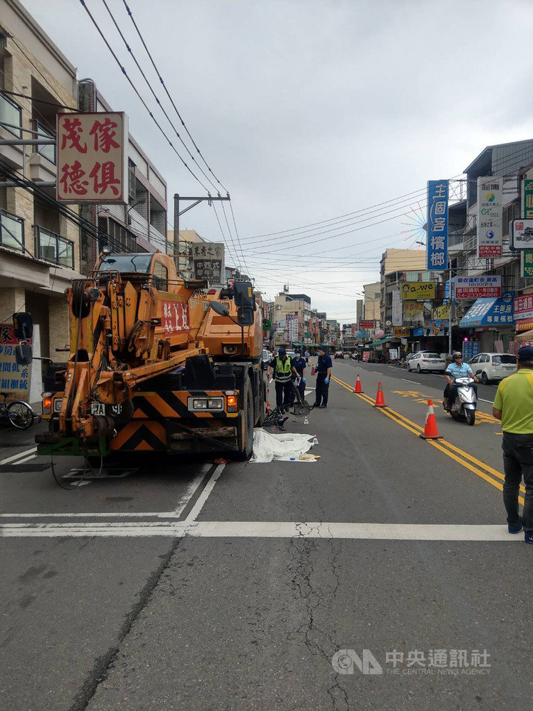 駕駛起重機的雷姓男子19日上午行經台中市烏日區時,剛起步時疑似因大型車死角,輾過騎腳踏車的林姓婦人,林婦當場失去生命跡象。(讀者提供)中央社記者蘇木春傳真 108年8月19日