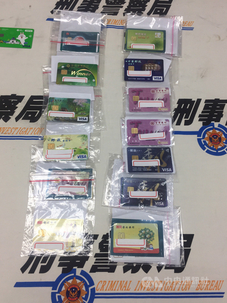 刑事局破獲一個詐欺車手集團,共逮21人,19日在台北舉行破案記者會並陳列所查扣贓證物,全案依詐欺、違反洗錢防制法、組織犯罪防制條例等罪嫌移送台北地檢署偵辦。中央社記者黃麗芸攝 108年8月19日