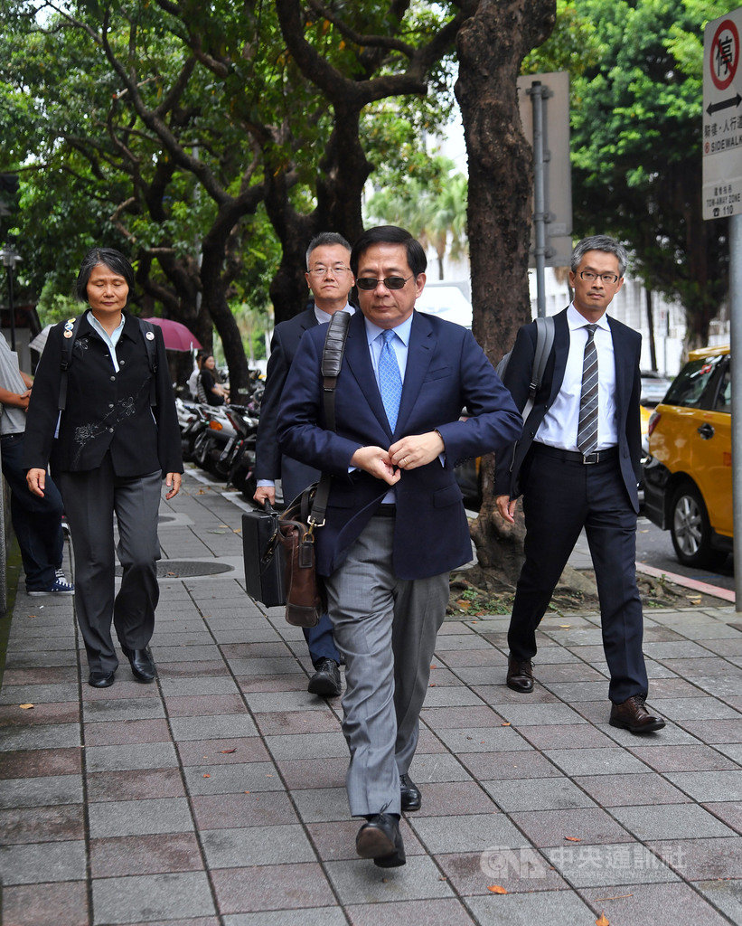 公務員懲戒委員會公開審理台大校長管中閔違法兼職案,19日下午召開言詞辯論庭,管中閔(前)步入台灣高等法院。中央社記者王飛華攝 108年8月19日