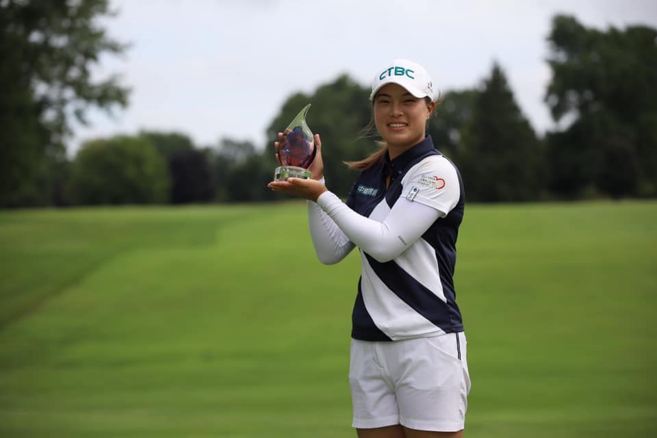 旅美高球女將程思嘉19日在LPGA次級巡迴賽生火者錦標賽拿下轉戰職業後首冠,賽後她在臉書分享奪冠喜悅。(圖取自程思嘉臉書facebook.com)
