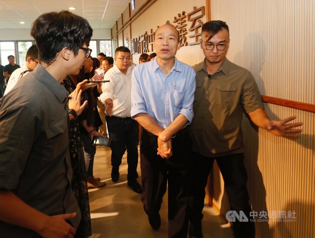 高雄市長韓國瑜(前右2)20日在鳳山行政中心主持市政會議,會後步出會議室,準備接受媒體訪問。中央社記者董俊志攝 108年8月20日