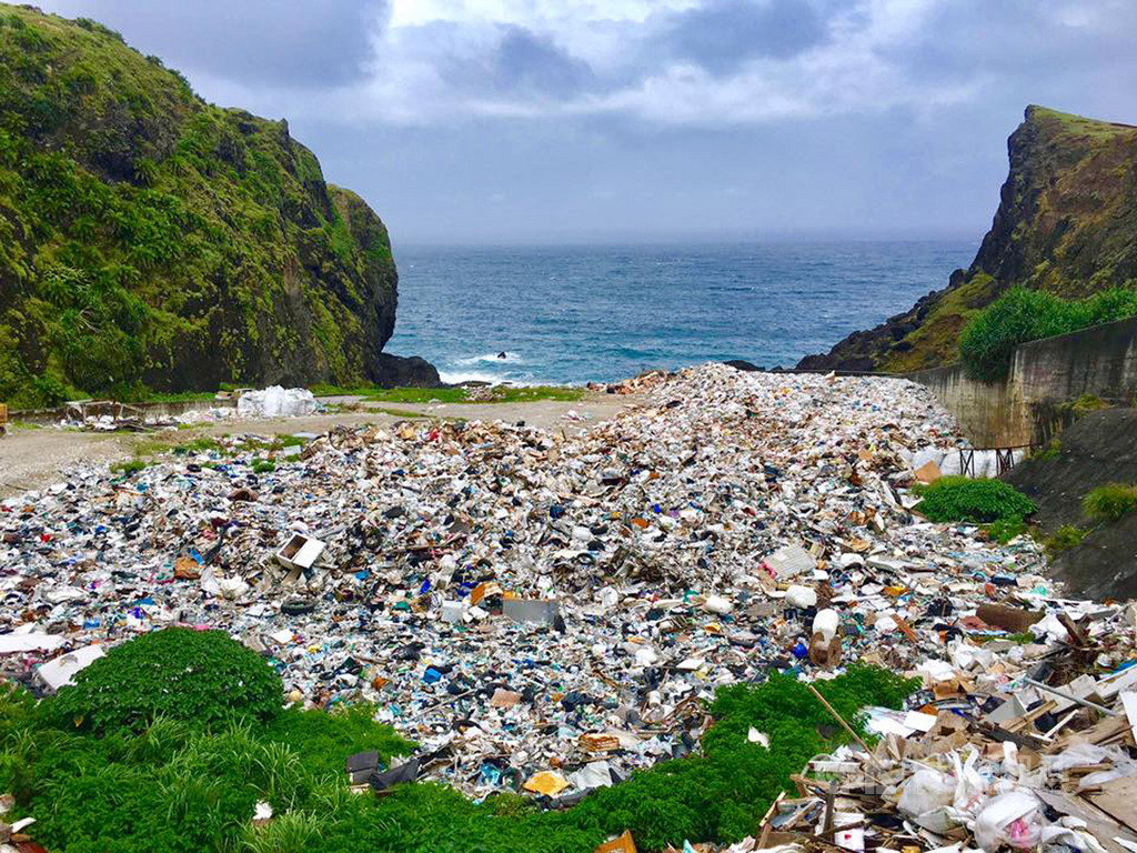 台東縣的垃圾處理問題日益困難,尤其綠島(圖)及蘭嶼垃圾問題更嚴重,台東縣政府日前宣布將啟動焚化爐,縣長饒慶鈴20日以公開信,做出承諾「不達標準絕不啟用焚化廠」。(民眾提供)中央社記者李先鳳傳真 108年8月20日