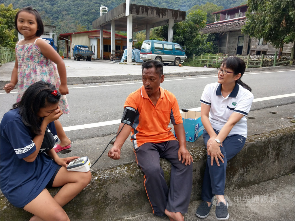 慈濟科技大學護理系副教授羅淑芬(右)民國102年開始帶著學生走進部落蹲點,為族人量血壓,現在也協助當地成立課後輔導班。(慈濟科技大學提供)中央社記者張祈傳真 108年8月20日