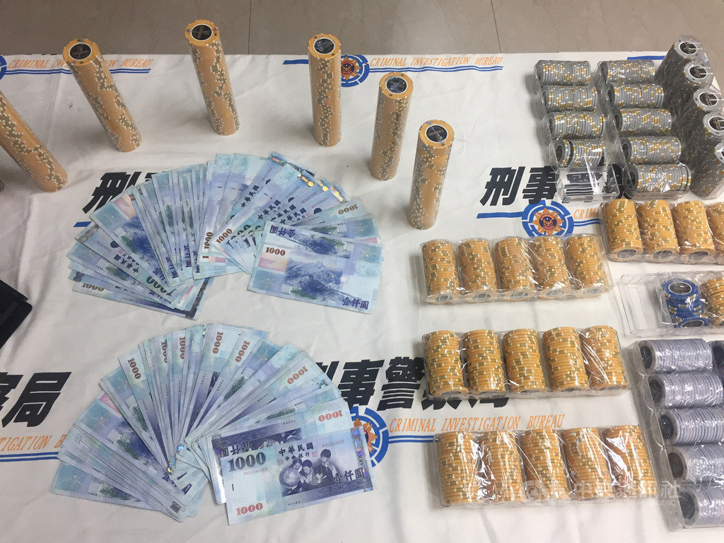 刑事局偵查第6大隊第5隊隊長賴英門20日指出,今年3、4月連續查獲違法賭博業者,不料6月起又於台中另起爐灶,警方日前突擊「馬蹄鐵撲克俱樂部」,逮捕郭男等9嫌和19名賭客,並查扣多項贓證物。中央社記者黃麗芸攝 108年8月20日