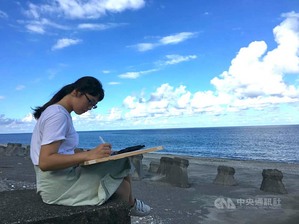 大學生胡軒寧來到花蓮縣新城鄉後,只要出門就會帶著畫筆、畫紙,描繪當地社區居民的日常與周邊景點。(胡文偉提供)中央社記者張祈傳真 108年8月20日