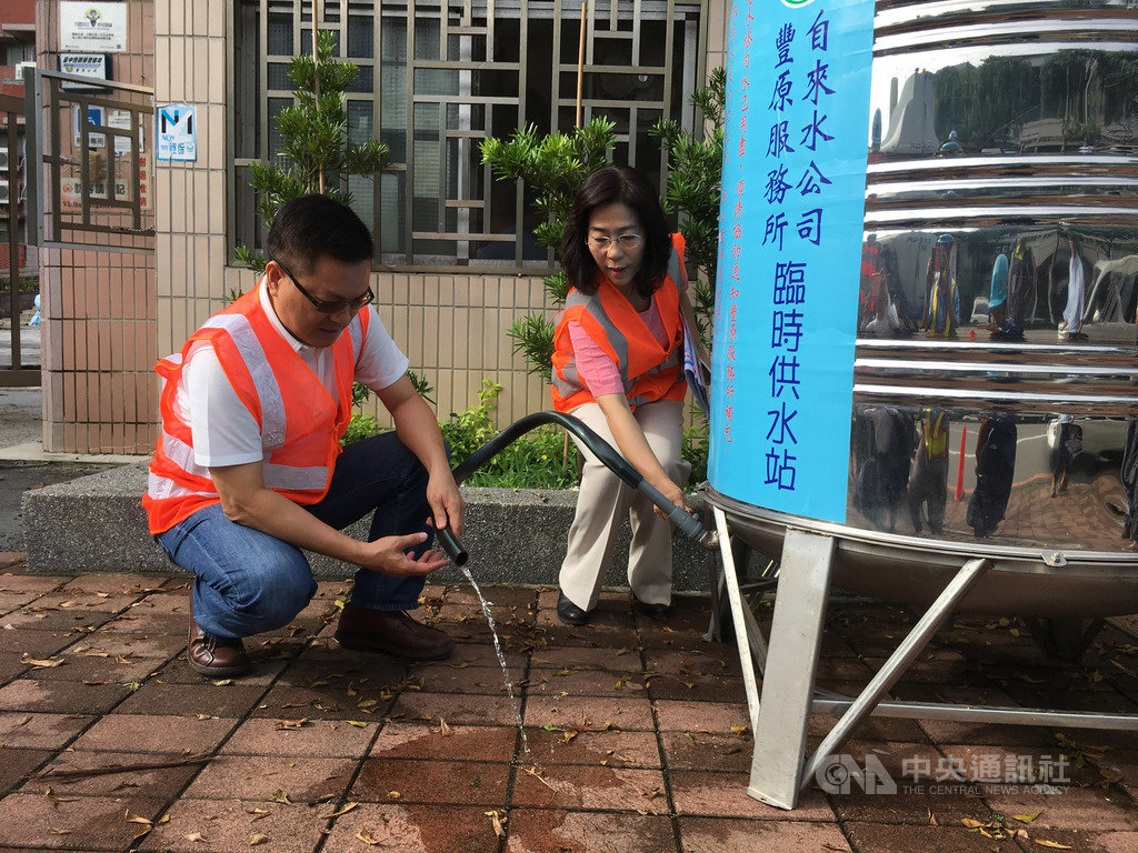 台水公司第四區處配合台中市政府「潭子區外環路1號道路銜接工程」,辦理管徑1000公釐自來水管線遷移暨1350公釐送水幹管檢修作業,台水公司董事長魏明谷(左)20日親赴工地現場及臨時取水站檢測取水設備。(水公司提供)中央社記者郝雪卿傳真 108年8月20日