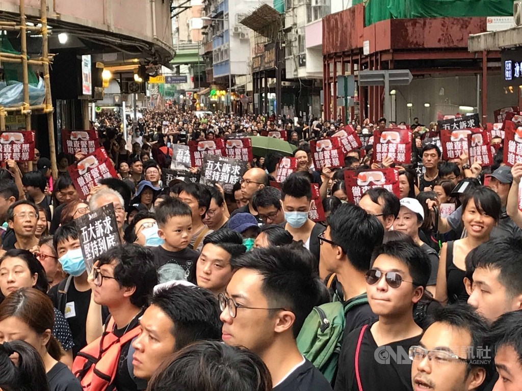 香港民主抗爭延燒不止,中國政府運用西方社群媒體大打訊息戰。圖為18日香港「止黑暴,制警亂」集會。(中央社檔案照片)