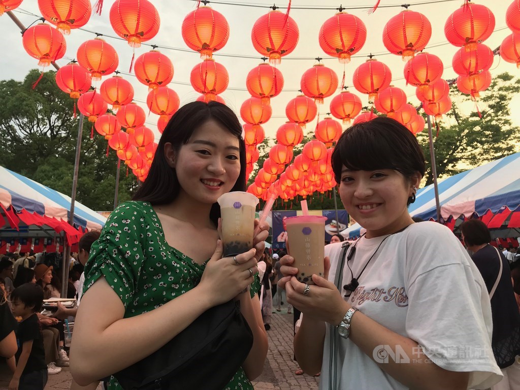 台灣國民飲料珍珠奶茶在日本引爆熱潮。圖為日本女性參加在東京舉行的台灣嘉年華(Taiwan Festa)活動手拿珍奶畫面。中央社記者楊明珠東京攝 108年8月20日