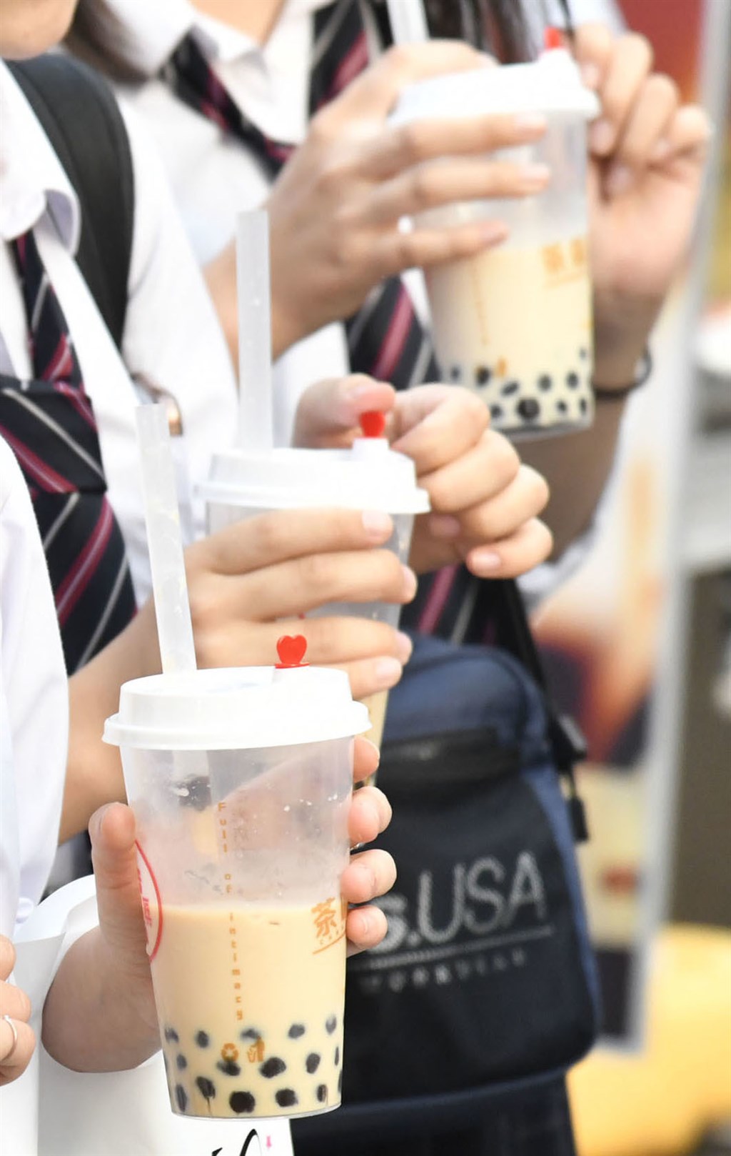 台灣國民飲料珍珠奶茶在日本引爆熱潮,作為珍奶主角的粉圓,光是2019年上半年進口量及金額就創新高。(共同社提供)