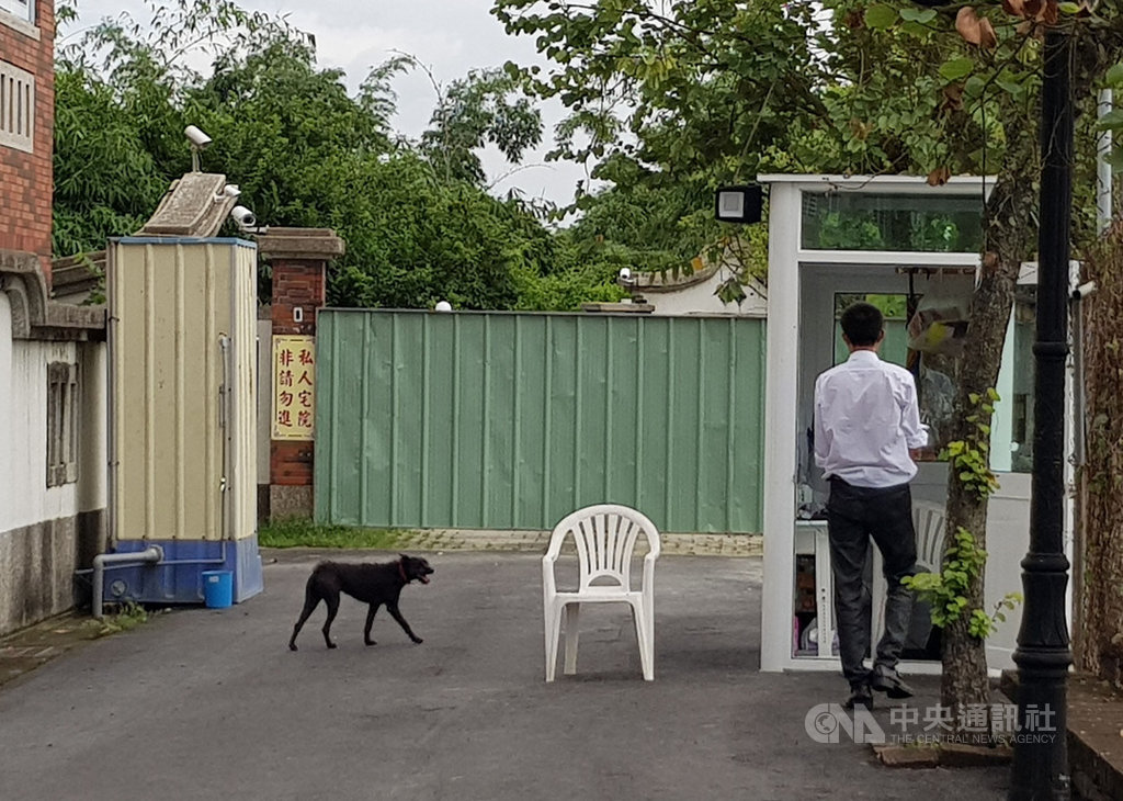 高雄市長韓國瑜妻子李佳芬的雲林古坑農地未農用案,改善期限20日截止。雲林縣政府表示,至今未收到回覆,將在23日前發文給屋主安排會勘。圖為李佳芬農舍前巷道現況。中央社記者葉子綱攝 108年8月20日