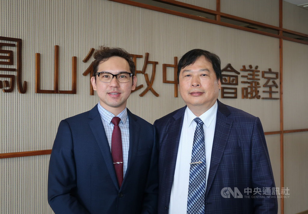 8月1日才到高雄醫學大學附設醫院服務的外科醫師張智皓(左),日前支援任務,生平第一次踏上那瑪夏山區,不畏風雨堅守崗位,守護暴雨期間居民的健康和救護,20日獲高雄市政府表揚;圖右為高醫副院長吳登強。中央社記者王淑芬攝 108年8月20日