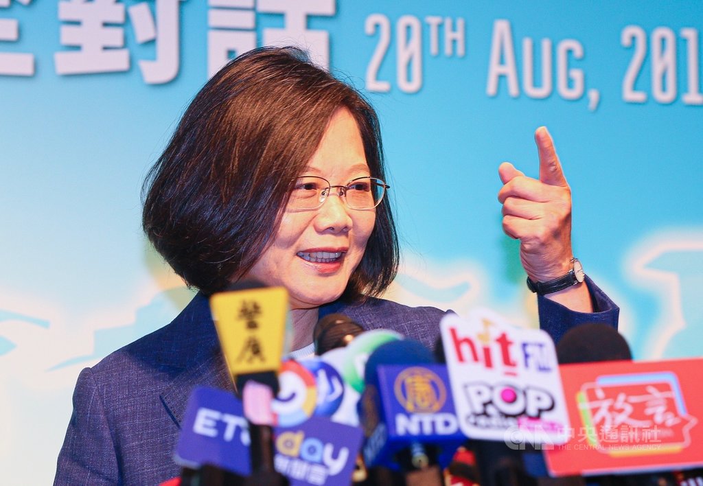 總統蔡英文20日上午在台北君悅酒店出席「凱達格蘭論壇:2019亞太安全對話」開幕式,會後接受媒體訪問。中央社記者謝佳璋攝 108年8月20日