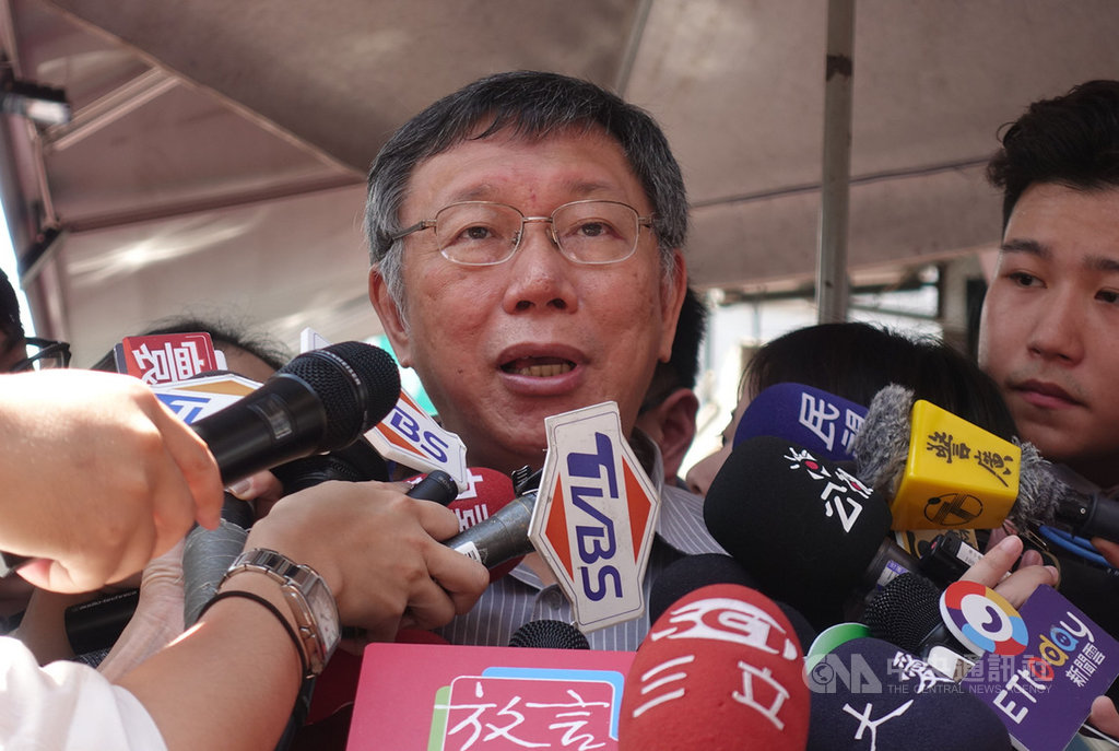 台北市長柯文哲連日與旺中集團董事長蔡衍明隔空交鋒,柯文哲(前)20日受訪時說,他與國台辦是對手關係,常常要過招、互有攻防,他反問蔡衍明「那你旺董跟國台辦是什麼關係?」中央社記者梁珮綺攝 108年8月20日