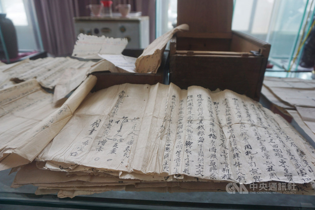 金門縣金城鎮長李誠智20日表示,鎮公所清潔隊人員最近在體育館前定點垃圾清運站回收垃圾時,一名民眾丟棄2個木箱,內有數十件書契,經檢視,文件具有200多年歷史。中央社記者黃慧敏攝 108年8月20日