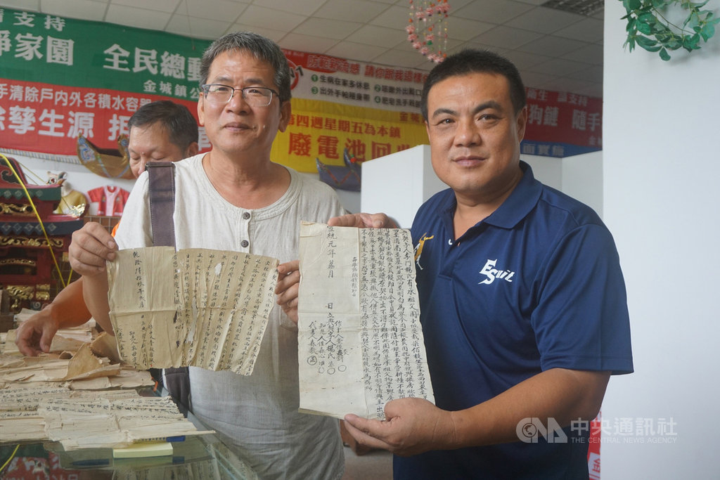 長達兩百多年的書契被民眾當垃圾丟棄,文史專家林金榮(左)20日說,這些書契反映早年金門經濟狀況,金城鎮長李誠智(右)期盼文化局協助後續處理保存。中央社記者黃慧敏攝 108年8月20日