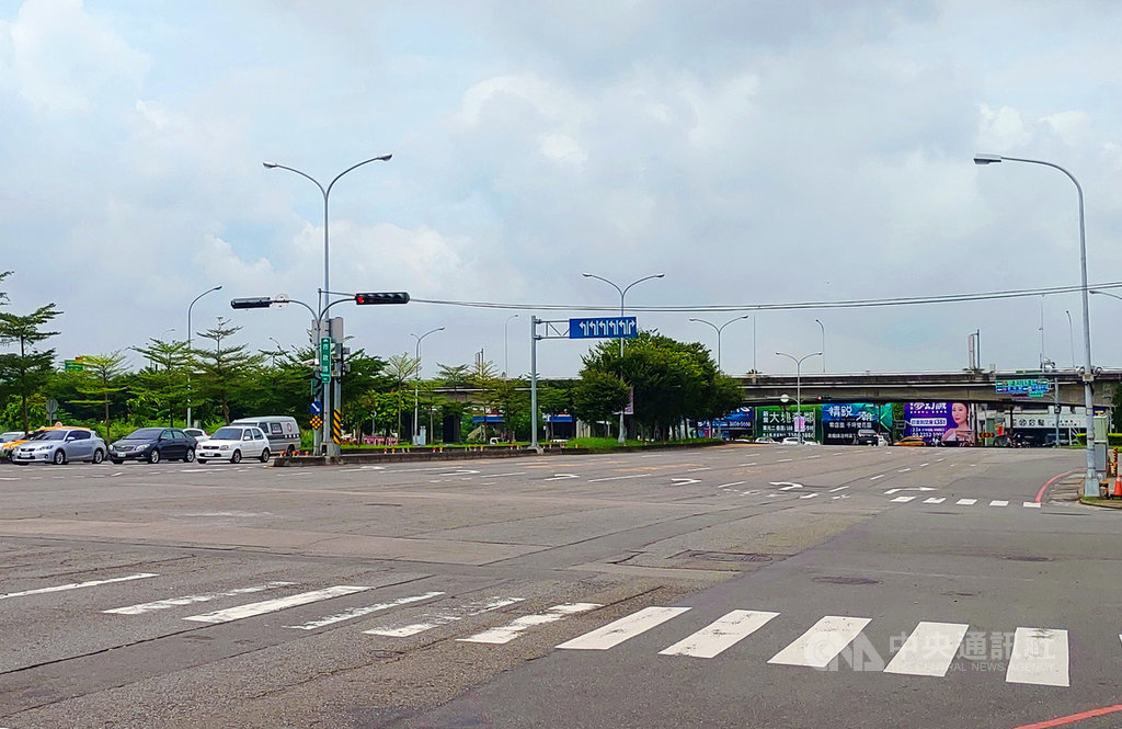 台中市建設局指出,西屯區市政路(環中路至工業區一路)開闢工程全長1950公尺,計畫道路寬度60公尺;經市府評估後,為利工程順利推動,將朝「整體規劃、分段開闢」方式,分為2標辦理。中央社記者郝雪卿攝 108年8月20日